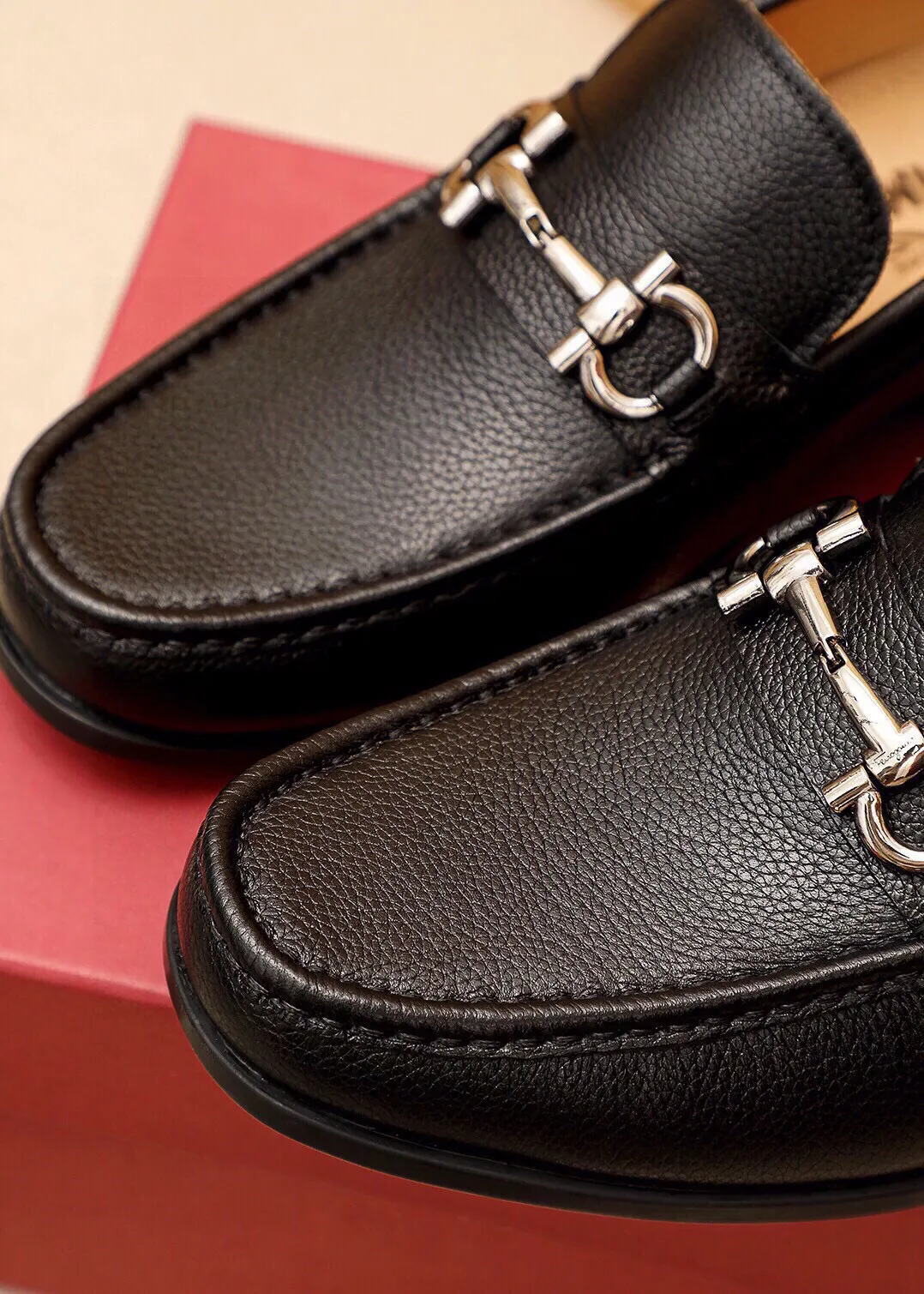 Men's shoes 💰480 💐 Product trademark: Ferragamo "Ferragamo" casual leather shoes Regular size: 38-44 (45🉑️customized) Product materials: Selected imported first-layer pebbled cowhide leather upper + luxury hardware buckle, imported water-dyed cowhide leather lining. Strong three-dimensional visual effect, original outsole color: 3⃣️seed leather materials available